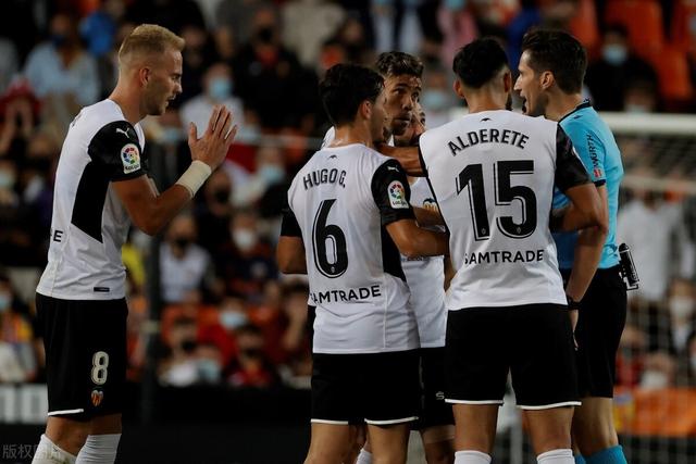 王哲林糟糕表现惹怒全国球迷 被骂上热搜第一